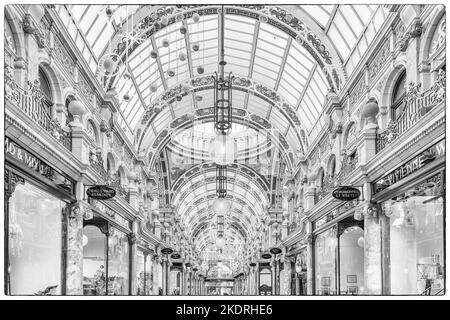 Leeds è sempre orgogliosa della sua gamma di portici vittoriani che offrono un ambiente di shopping coperto unico per i visitatori della città Foto Stock