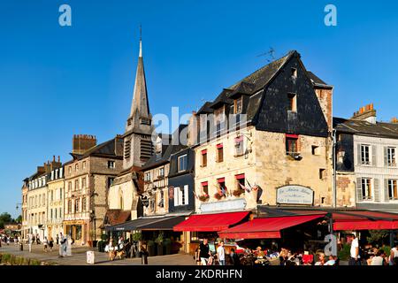 Honfleur Normandia Francia. Ristoranti e cafe' presso il porto Foto Stock