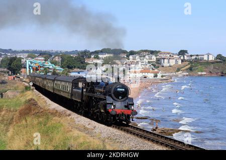 75014 Braveheart 4-6-0 motore a vapore e carrozze passando Goodrington Sands,Paignton,Torbay nel suo viaggio a Kingswear sulla Dartmouth Steam herita Foto Stock