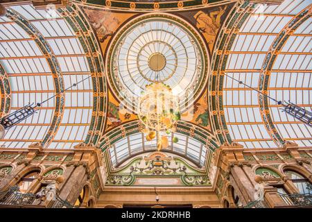 Leeds è sempre orgogliosa della sua gamma di portici vittoriani che offrono un ambiente di shopping coperto unico per i visitatori della città Foto Stock