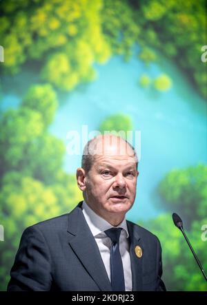 Scharm El Scheich, Egitto. 08th Nov 2022. Il Cancelliere tedesco OLAF Scholz (DOCUP) interviene all'evento collaterale "accelerare l'adattamento in Africa” alla Conferenza mondiale sul clima delle Nazioni Unite. In Egitto, quasi 200 paesi trascorrono due settimane a negoziare come accelerare la lotta contro la crisi climatica. Credit: Michael Kappeler/dpa/Alamy Live News Foto Stock