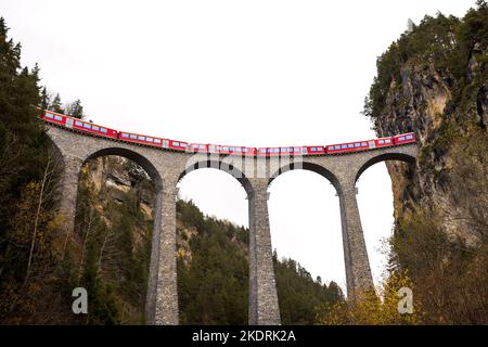 Un treno sul famoso Viadotto svizzero Landwasser Foto Stock