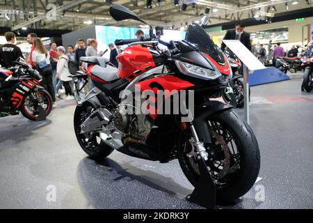 Milano, Italia. 8 novembre 2022, Aprilia Tuono 650 esposta alla 79th edizione di EICMA, Salone Internazionale del ciclo e del motociclo a Milano, 8 novembre 2022. Credit: Roberto Tommasini/Alamy Live News Foto Stock