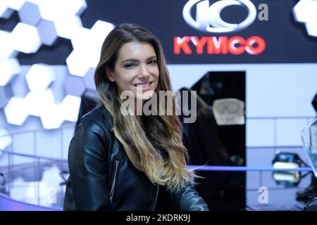 Milano, Italia. 8 novembre 2022, modello allo stand di Kymco alla 79th edizione di EICMA, Salone Internazionale del ciclo e del motociclo a Milano, 8 novembre 2022, Milano. Credit: Roberto Tommasini/Alamy Live News Foto Stock