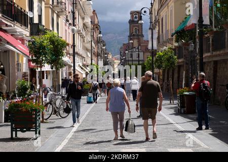 Street scene a Sorrento, Italia Foto Stock