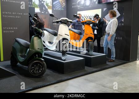 Milano, Italia. 8 Novembre 2022, credito scooter elettrico: Roberto Tommasini/Alamy Live News Foto Stock