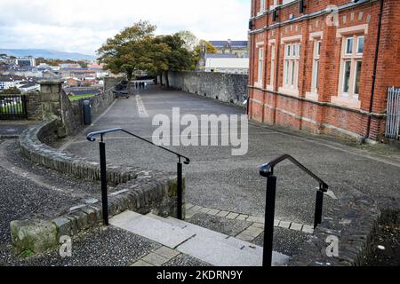 vista lungo le mura del derry giù dal doppio bastione derry londonderry irlanda del nord regno unito Foto Stock
