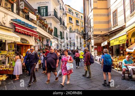 Street scene nella città di Sorrento, in Italia, mostra i turisti che camminano per divertirsi. Foto Stock