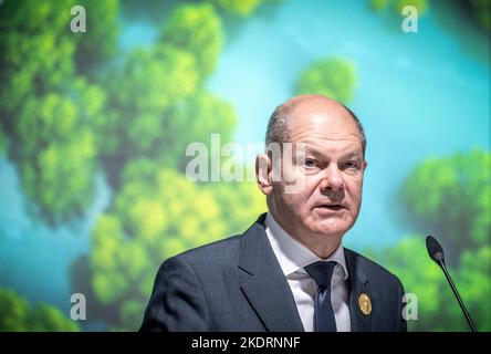 Scharm El Scheich, Egitto. 08th Nov 2022. Il Cancelliere tedesco OLAF Scholz (DOCUP) interviene all'evento collaterale "accelerare l'adattamento in Africa” alla Conferenza mondiale sul clima delle Nazioni Unite. In Egitto, quasi 200 paesi trascorrono due settimane a negoziare come accelerare la lotta contro la crisi climatica. Credit: Michael Kappeler/dpa/Alamy Live News Foto Stock