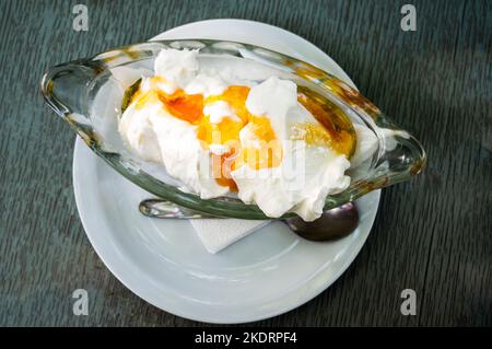 Yogurt greco con miele in taverna ristorante in Grecia. In una taverna greca vengono serviti piatti tradizionali greci su autentici tavoli da pranzo e piatti tradizionali Foto Stock