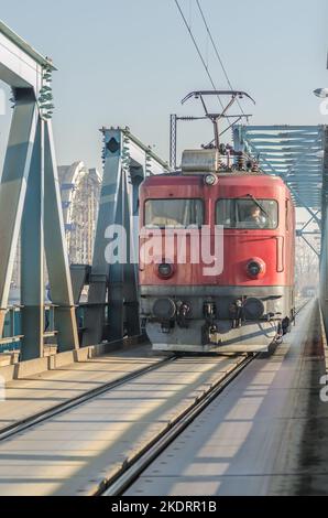 Novi Sad, Serbia - Dicembre 22. 2013: Il vecchio treno elettrico passa attraverso Petrovaradin, Novi Sad, Serbia. Foto Stock