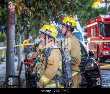 Los Angeles, CA, USA – 3 novembre 2022: I vigili del fuoco dei Vigili del fuoco di Los Angeles hanno messo fuori un fuoco sulla via Martel a Los Angeles, CA. Foto Stock