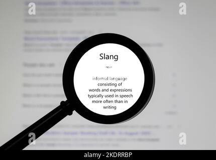 Focalizzazione selettiva sulla parola slang, parola in un dizionario. Primo piano di una pagina del dizionario inglese con parola slang. Foto Stock