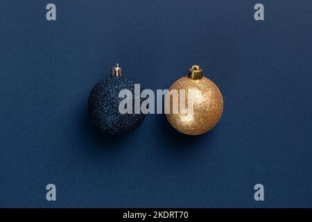 Biglietto di Natale con palline blu e oro su sfondo blu scuro Foto Stock