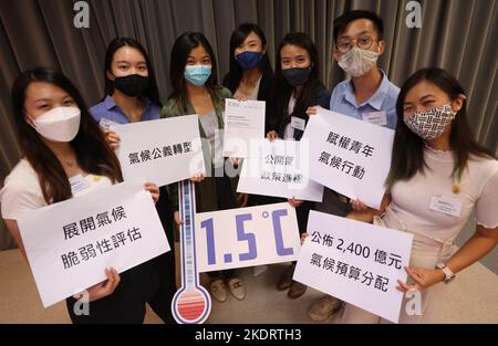 (L-R) Judy Cheung Nga-ching; Carly Leung Pui-yee; Lam Chin-chin; Connie Lam Chung-yan; Hiuching Chan Hui-ching; Ryan Yip Yuk-long e Venus Cheung Yan-ling posano per una foto durante la conferenza stampa di annuncio di Hong Kong Youth Statement on Climate Actions a WAN Chai. Otto giovani locali rappresenteranno Hong Kong e parteciperanno alla Conferenza delle Nazioni Unite sul cambiamento climatico (COP27) che si terrà in Egitto all'inizio di novembre. 14OCT22 SCMP/Yik Yeung-man Foto Stock