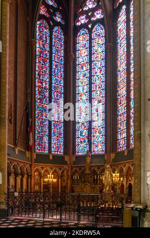 Amiens, Francia - 12 settembre, 2022: Altare dorato ornato in una delle cappelle laterali della storica Cattedrale di Amiens Foto Stock