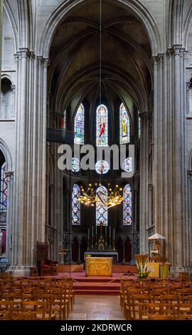 Digione, Francia - 14 settembre, 2022: Vista della navata centrale e altare all'interno della Chiesa di Notre-Dame di Digione Foto Stock