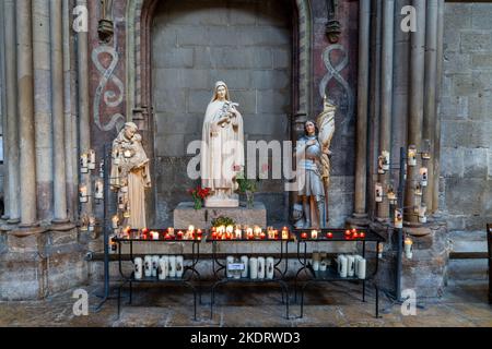 Digione, Francia - 14 settembre, 2022: Candele votive e altare in una cappella laterale della chiesa di Notre Dame di Digione Foto Stock