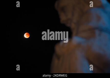 Vista generale della Luna di sangue di Beaver durante la sua totalità nella Cattedrale di Antipolo. Beaver Blood Moon è l'ultima eclissi lunare totale per l'anno 2022. La prossima eclissi lunare si verificherà il 24 marzo 2025. L'eclissi lunare totale avviene quando l'ombra della Terra copre la luna a causa del suo perfetto allineamento tra il sole e la luna, facendola assumere una tonalità rossastra. Foto Stock