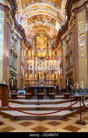 Melk, Austria - 22 settembre, 2022: Vista verticale della chiesa ostentata e ornata dell'Abbazia di Melk Foto Stock