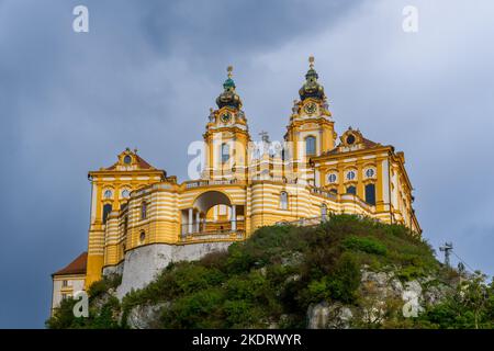 Melk, Austria - 22 settembre, 2022:la storica Abbazia di Melk e le guglie della chiesa sul promontorio roccioso sopra il Danubio Foto Stock