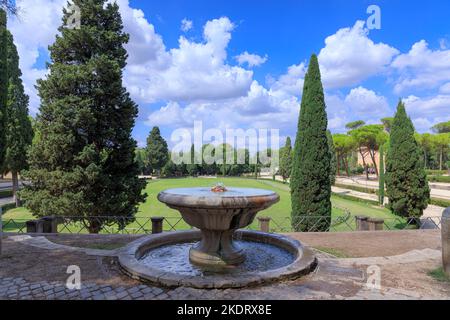 Giardino di Villa borghese a Roma: Vista sulla Fontana dei Pupi con Piazza di Siena sullo sfondo. Foto Stock