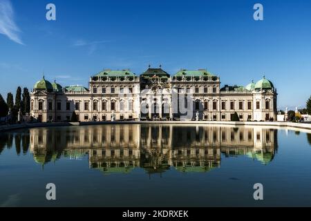 Vienna, Austria - 22 settembre, 2022: Vista del Palazzo Belvedere superiore nel centro di Vienna con riflessi nella piscina fontana Foto Stock