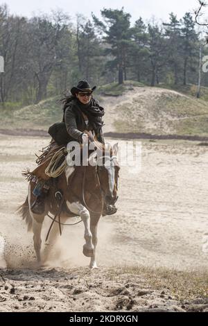 Donna cavalca Cavallo Foto Stock