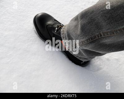 Scarponi speciali nella neve. Primo piano su uno sfondo di neve. Foto Stock