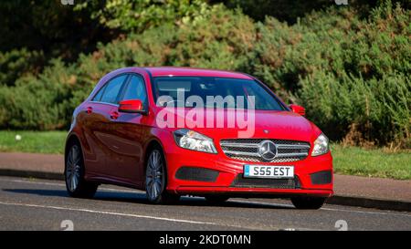 2013 diesel rosso ha guidato Una Mercedes Benz di classe su una strada di campagna Foto Stock