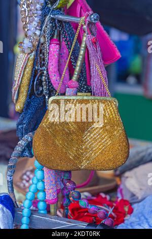 Borsa da donna Golden Clutch Purse glitter Borsa da sera con pieghe vintage Foto Stock