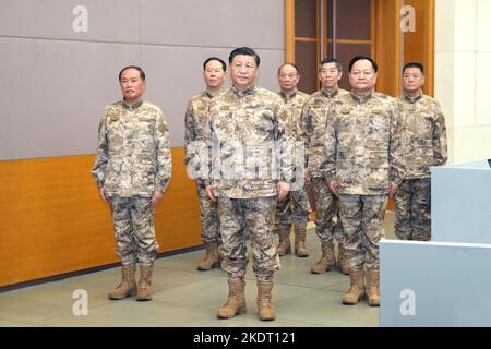 (221108) -- PECHINO, 8 novembre 2022 (Xinhua) -- il presidente cinese Xi Jinping, anche segretario generale del Comitato centrale del Partito comunista cinese (CPC), presidente della Commissione militare centrale (CMC), E comandante in capo del centro di comando delle operazioni congiunte CMC, ispeziona il centro di comando delle operazioni congiunte CMC, dimostrando la posizione del nuovo CMC sull'attuazione dei principi guida del Congresso nazionale CPC del 20th e sul miglioramento della formazione delle truppe e della preparazione al combattimento, 8 novembre 2022. (Xinhua/li Gang) Foto Stock