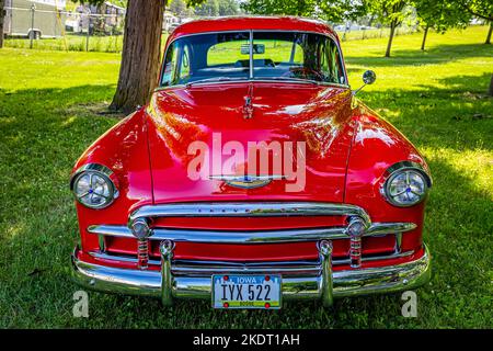 Des Moines, Iowa - 02 luglio 2022: Vista frontale in prospettiva alta di una berlina 2 porte Chevrolet Styleline Deluxe del 1950 ad un salone automobilistico locale. Foto Stock