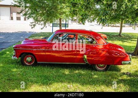 Des Moines, Iowa - 02 luglio 2022: Vista laterale in prospettiva alta di una berlina 2 porte Chevrolet Styleline Deluxe del 1950 ad un salone automobilistico locale. Foto Stock