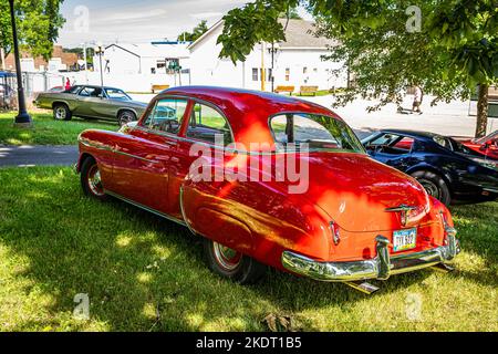 Des Moines, Iowa - 02 luglio 2022: Vista dall'alto dell'angolo posteriore di una berlina 2 porte Chevrolet Styleline Deluxe del 1950 a un'esposizione di auto locale. Foto Stock