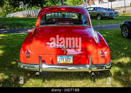 Des Moines, Iowa - 02 luglio 2022: Vista prospettica posteriore di una berlina 2 porte Chevrolet Styleline Deluxe del 1950 in occasione di una fiera automobilistica locale. Foto Stock