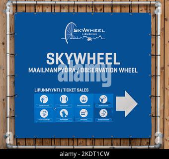 Helsinki, Finlandia - 19 luglio 2022: Skywheel bianco su blu, ruota panoramica, cartello e logo presso la biglietteria Foto Stock