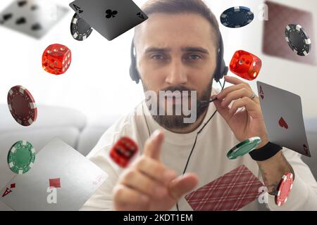 Uomo bearded del giocatore in linea del casino che celebra la vittoria Foto Stock