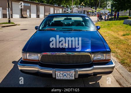 Des Moines, Iowa - 02 luglio 2022: Vista frontale in prospettiva di una berlina Buick Roadmaster del 1992 in occasione di una fiera automobilistica locale. Foto Stock