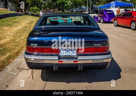 Des Moines, Iowa - 02 luglio 2022: Vista prospettica posteriore di una berlina Buick Roadmaster del 1992 in occasione di una fiera automobilistica locale. Foto Stock