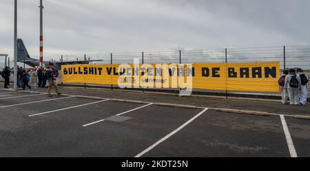 Schiphol Airport Amsterdam, Paesi Bassi, 05.11.2022, Big banner appeso alla recinzione da attivisti di Greenpeace e della ribellione di estinzione durante una p Foto Stock