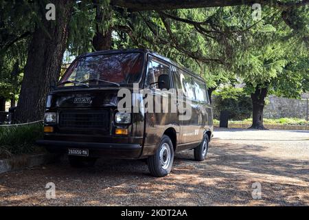 Vecchio pulmino Fiat 900T parcheggiato all'ombra Foto Stock