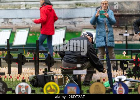 Londra, Regno Unito. 8th Nov 2022. The Westminster Abbey Field of Remembrance, gestito dalla Poppy Factory, commerce coloro che hanno perso la vita nelle forze armate; davanti alla memoria Sunday Credit: Ian Davidson/Alamy Live News Foto Stock