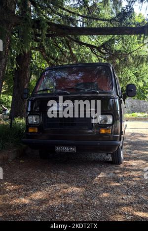 Vecchio pulmino Fiat 900T parcheggiato all'ombra Foto Stock