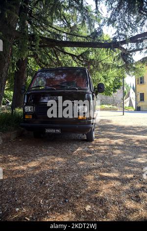 Vecchio pulmino Fiat 900T parcheggiato all'ombra Foto Stock