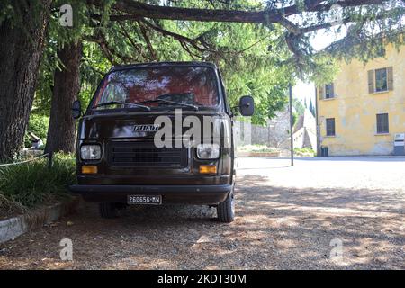 Vecchio pulmino Fiat 900T parcheggiato all'ombra Foto Stock