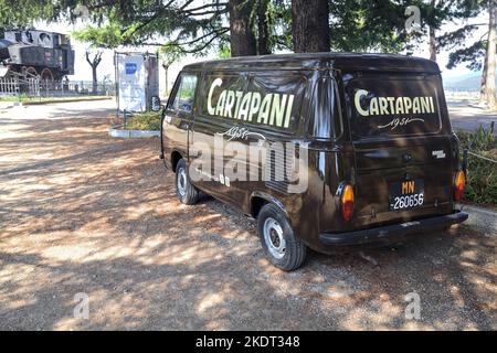 Vecchio pulmino Fiat 900T parcheggiato all'ombra Foto Stock