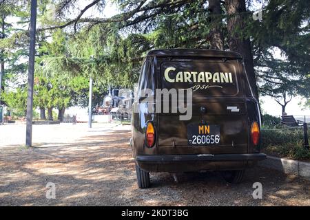 Vecchio pulmino Fiat 900T parcheggiato all'ombra Foto Stock