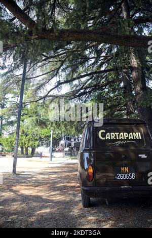 Vecchio pulmino Fiat 900T parcheggiato all'ombra Foto Stock