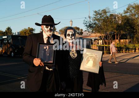 Tucson, Arizona, Stati Uniti. 6th Nov 2022. La 33rd° processione annuale di All Souls a Tucson, Arizona. Sponsorizzato dal non profit molte bocche per nutrire centinaia di migliaia di partecipanti e spettatori si riuniscono per ricordare e onorare i cari e gli amici che hanno perso . Piangono le loro morti e celebrano la loro vita mantenendo vivi i ricordi defunti. Le persone si vestono in costumi decorati simili a quelli visti al giorno dei morti, ma le due cerimonie non sono le stesse. I Marchers hanno posto le note scritte all'interno di un grande vaso di acciaio denominato l'Urn. Gli uscieri prendono le note e le mettono nell'Urn che a Foto Stock
